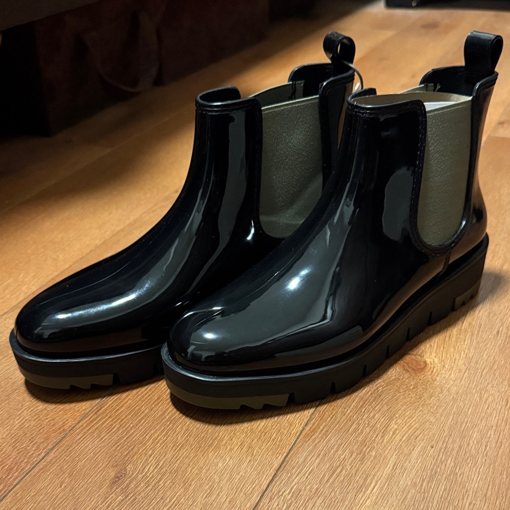 Cougar Black Glossy Chelsea Boots